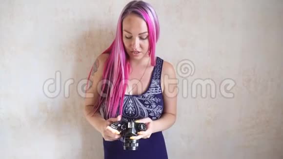 带粉红色头发照片相机的女孩视频的预览图