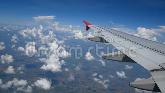 4K镜头乘飞机旅行透过飞机窗户的鸟瞰蓝天上美丽的白云视频的预览图