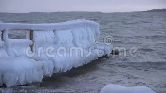 芬兰赫尔辛基暴风雨般的波罗的海覆盖着冰墩视频的预览图