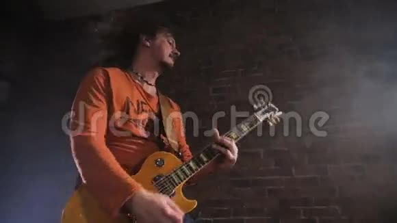 人弹吉他音乐会摇滚乐队在舞台上表演慢速乐器演奏视频的预览图