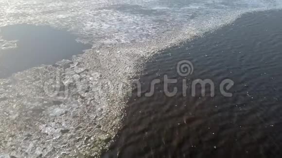 漂浮在河上的冰空中射击视频的预览图