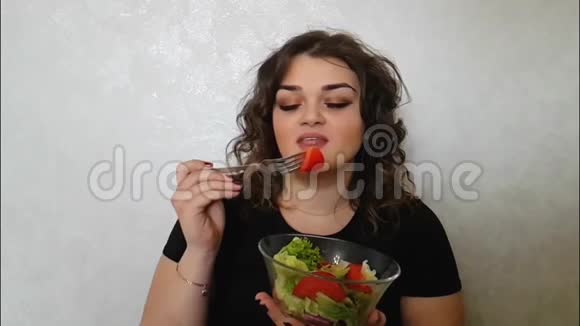 美丽的女孩吃沙拉平衡情感视频的预览图