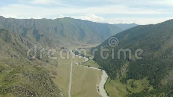 鸟瞰美丽的山河在太阳日在阿尔泰山俄罗斯视频的预览图