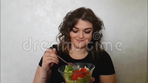 美丽的女孩吃沙拉情感盘视频的预览图
