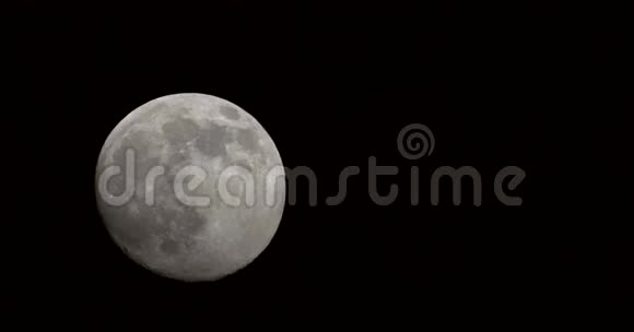 夜空中月亮的时间流逝视频的预览图