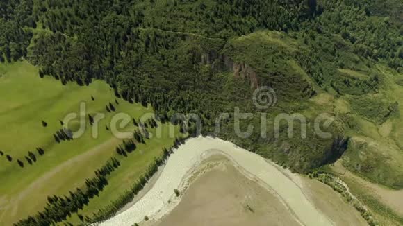 鸟瞰美丽的山河在太阳日在阿尔泰山俄罗斯视频的预览图