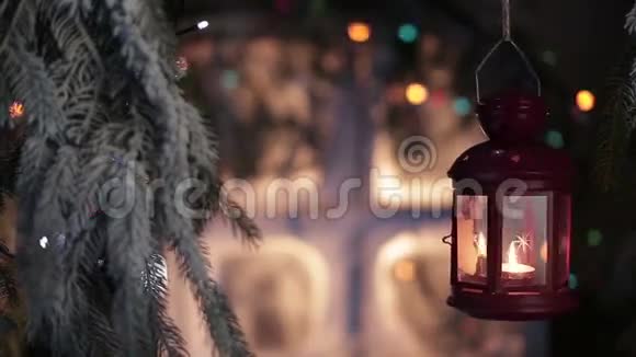 带圣诞灯的白雪皑皑的窗户背景上的灯笼视频的预览图