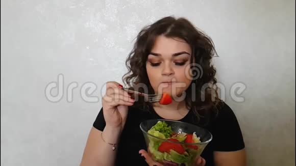 美丽的女孩吃沙拉的情感视频的预览图