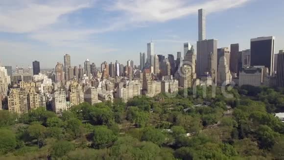 在纽约市中央公园上空飞行令人惊叹的空中画面80米视频的预览图