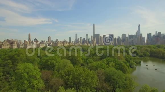 在纽约市中央公园上空飞行令人惊叹的空中画面80米视频的预览图