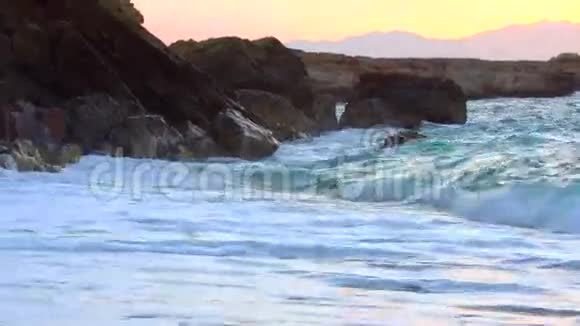 波浪状海滩上美丽的日落视频的预览图