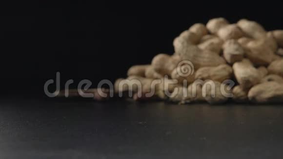 黄色动作贝壳里的杏仁落在桌子上视频的预览图