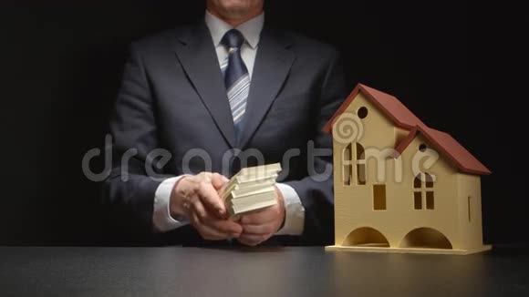 商人数了数给了钱桌子上有一个房子模型视频的预览图