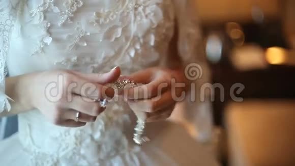 新娘拿着钻石手镯视频的预览图