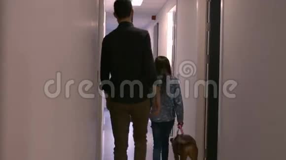 一个父亲带着他的女儿离开视频的预览图