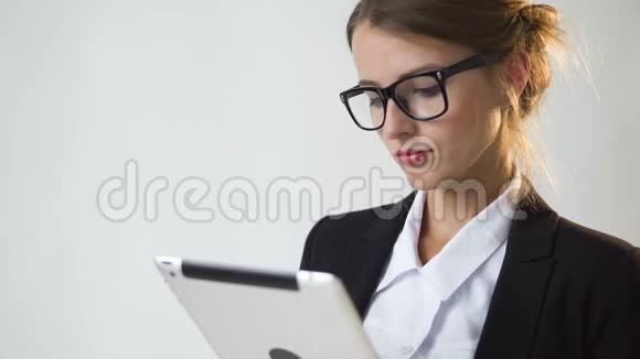 女商人用平板电脑很开心视频的预览图