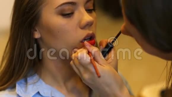 化妆师做模特唇妆视频的预览图