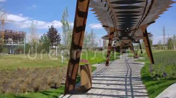 莫斯科的塔夫列瓦罗沙建筑公园夏日风景公园散步4k时间流逝俄罗斯视频的预览图