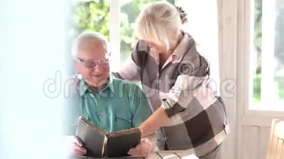 有书的快乐的老夫妇视频的预览图
