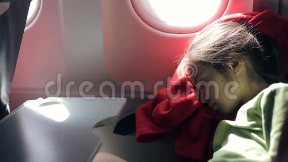 小孩在飞机上睡觉视频的预览图