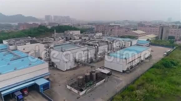 飞越现代工厂外观现代工厂的鸟瞰图视频的预览图
