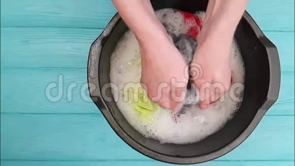 双手洗手盆盆视频的预览图