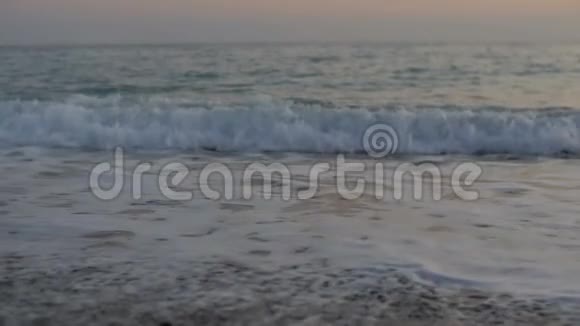 泡沫海浪和卵石海滩视频的预览图