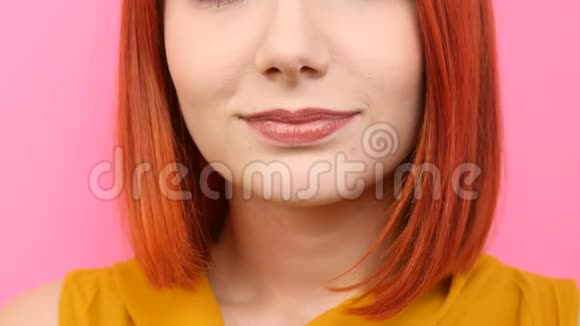 红发女人微笑着玩她的头发视频的预览图