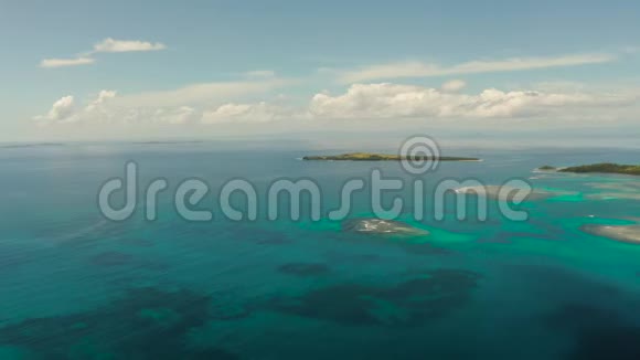 菲律宾布卡斯格兰德岛美丽的泻湖有环礁和岛屿从上面看视频的预览图