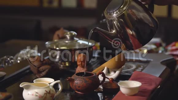 茶道茶匠把开水倒进茶壶里视频的预览图