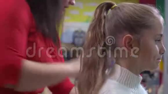 儿童美容院的女孩子视频的预览图