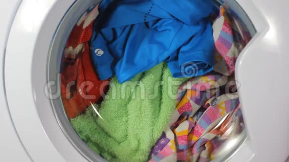 一种高效洗衣机侧装机洗衣机在关闭后启动的夹子视频的预览图