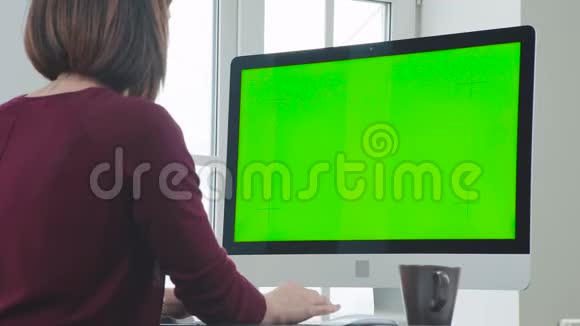女人在电脑前的办公室工作视频的预览图