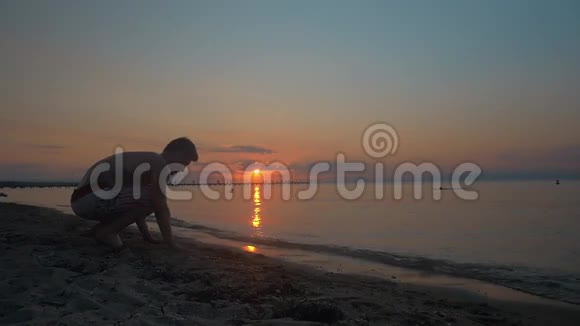 日落时分在海滩上做倒立的人视频的预览图