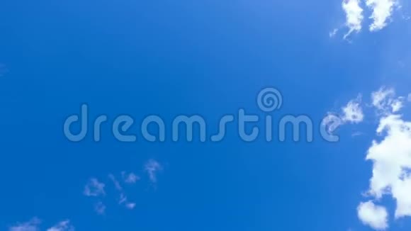 蓝色天空视频循环背景下美丽的延时云与色度复制视频的预览图