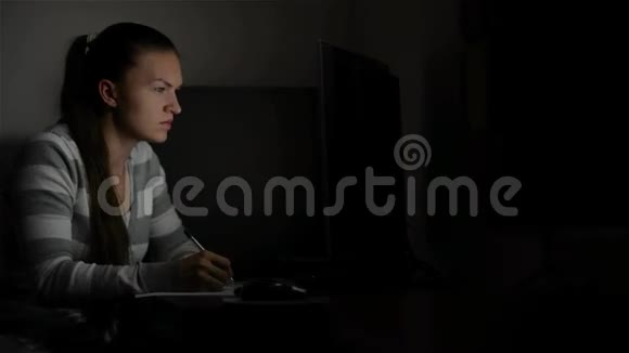 在家工作的年轻女商人她工作到深夜看着班长视频的预览图