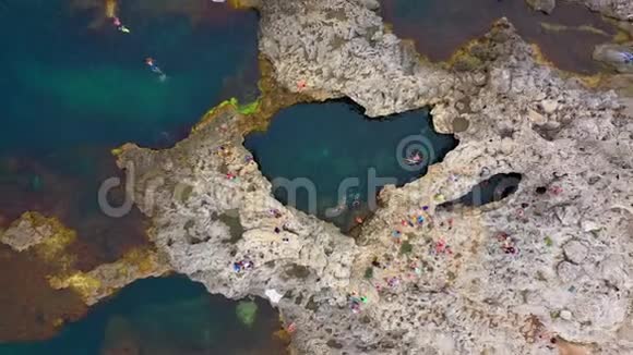 空中4k视频惊人的克里米亚山卡拉达格与茂密的森林黑海地区的Koktebel克里米亚碗视频的预览图
