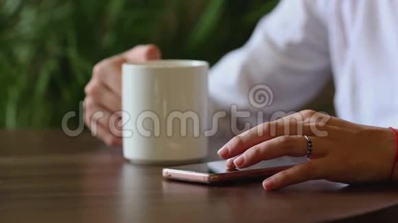 一个年轻独立的美丽的女人在咖啡馆里混合她的早晨咖啡视频的预览图