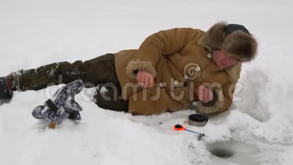 渔夫在冰上钓鱼视频的预览图