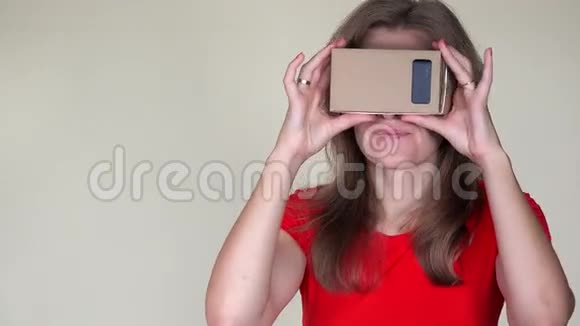 情绪化的女人从虚拟现实眼镜中被吓到了特写视频的预览图