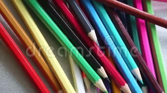 彩色铅笔在旋转板上视频的预览图