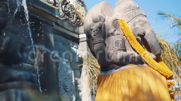 石泉前的甘尼莎雕像视频的预览图