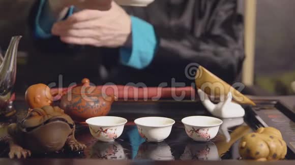 茶道师傅把茶倒在杯子上视频的预览图
