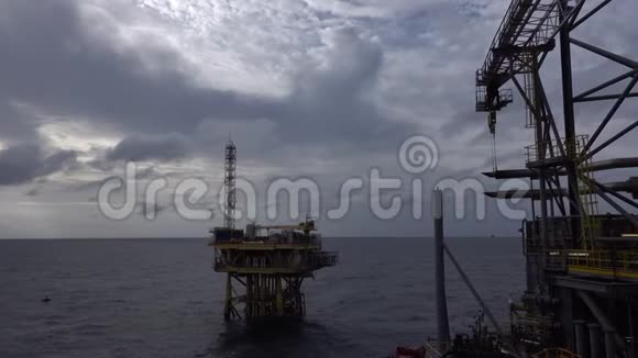 油田钻机和海上平台的场景视频的预览图