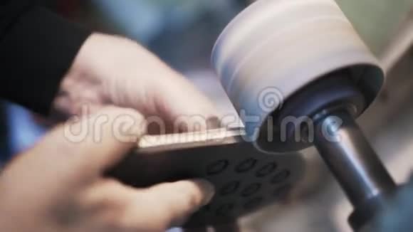 鞋匠用砂光机打磨鞋底视频的预览图