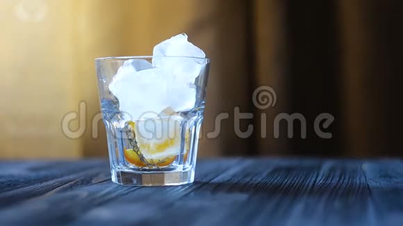 准备一份柠檬水或鸡尾酒视频的预览图
