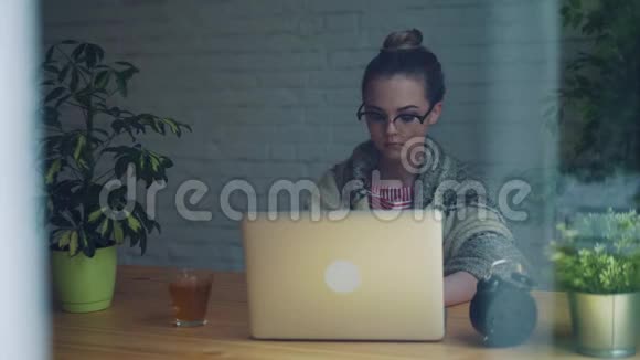 一个沮丧的女孩在手绢里用手提电脑工作时吹鼻子的肖像不快乐的概念视频的预览图