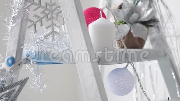 装饰有新年风格的梯子上面有冰鞋雪花星星蜡烛花环圣诞节概念视频的预览图