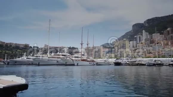 阳光明媚的摩纳哥城市蒙特卡洛镇蒙特卡洛街的游艇视频的预览图