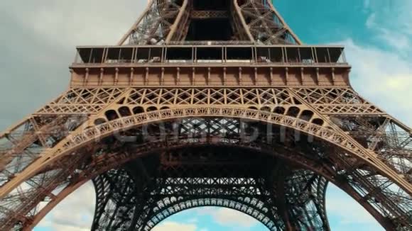 埃菲尔铁塔在白天视频的预览图